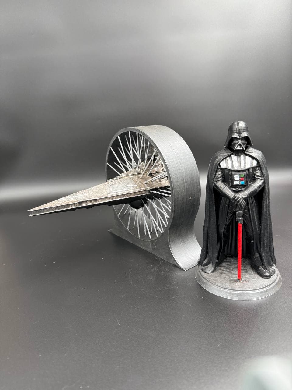 فیگور دارث ویدر (Darth Vader) با سفینه استار دسترویر (Star Destroyer)